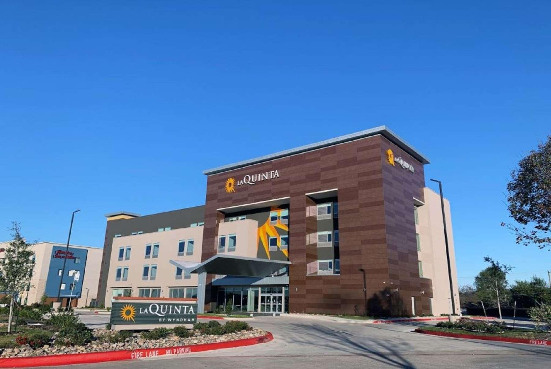 La Quinta Inn & Suites By Wyndham Dallas/Fairpark מראה חיצוני תמונה